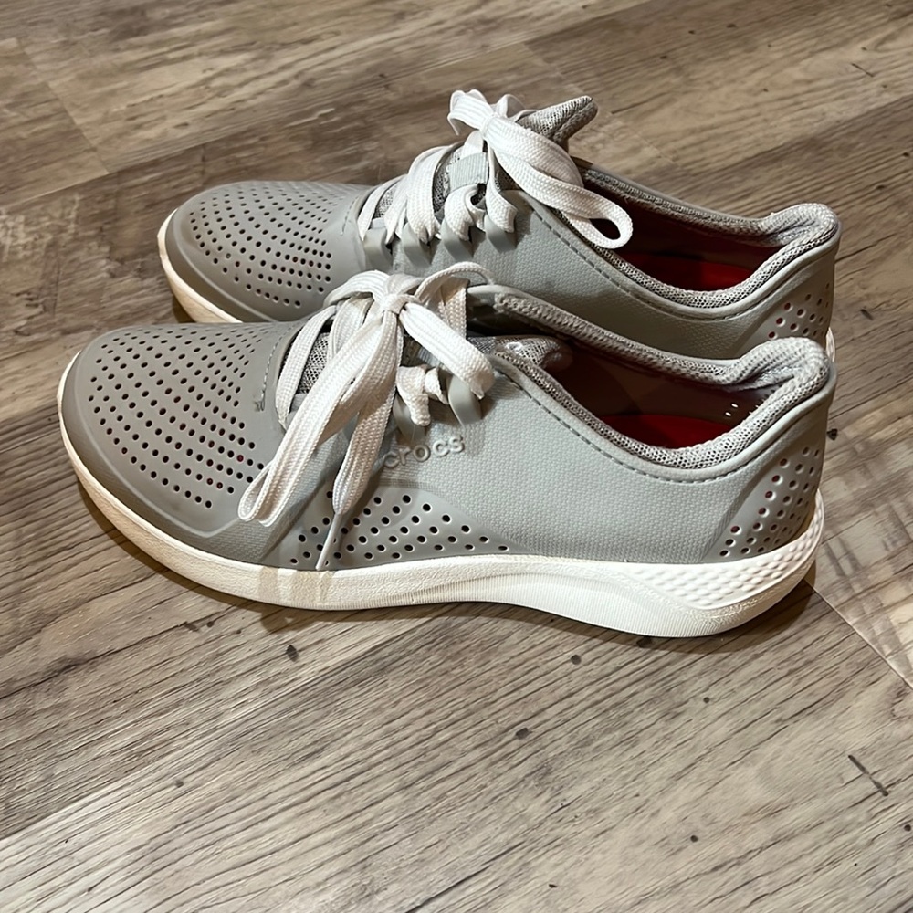 Crocs shoes size 8 barely worn. Excellent condition.